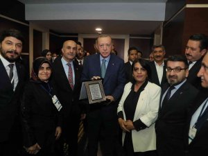 Batman’da Yapılan İşlemeli Tablo Cumhurbaşkanı Erdoğan’a Hediye Edildi