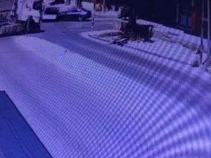 Pendik’te Ticari Aracın Yan Yattığı Kaza Kamerada
