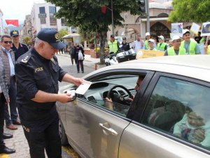 Sürücülere Uyarıcı Broşür, Çocuklara Kırmızı Düdük Dağıtıldı