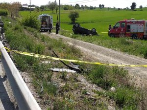 Otomobiliyle Tarlaya Uçan Kadın Sürücü Hayatı Kaybetti