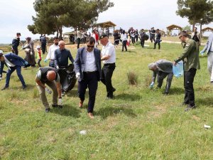 Uşak Protokolü Yeşil Karaağaç Göledinde 40 Poşet Çöp Toplandı