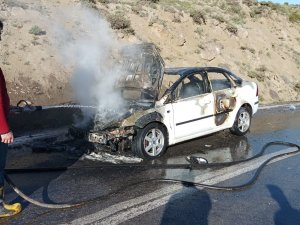 Yol Ortasında Alev Alan Otomobil Yandı