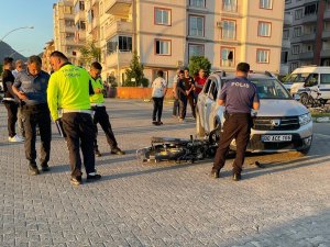 Otomobil İle Çarpışan Motosikletin Sürücüsü Yaralandı