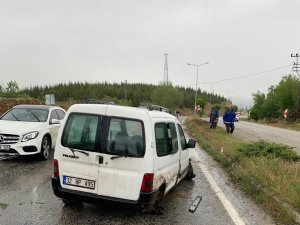 Hafif Ticari Araç Aydınlatma Direğine Çarptı: 2 Yaralı