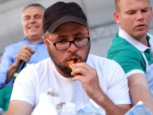 Yarışmada En Çok Acı Biberi Yedi, Ağırlığınca Ayçiçeği Yağı Kazandı