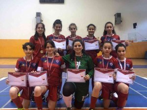 Yenişehir Ortaokulu Kız Futsal Takımı Namağlup Tamamladı