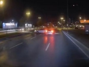 Pendik’te Kayan Otomobil, Seyir Halindeki Araca Çarpıp Kaçtı