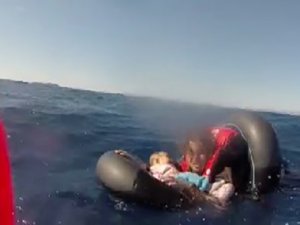 Kucağındaki Bebekle Sahil Güvenlik Tarafından Kurtarıldı