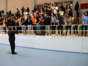 Başkan Beyoğlu Liselilerin Voleybol Maçı Heyecanına Ortak Oldu