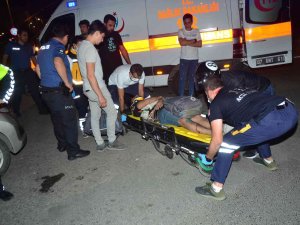 Motosiklet Yayaya Çarptı: 3 Yaralı