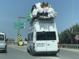 Sultanbeyli’de Tehlikeye Aldırmayan Sürücü, Minibüsün Üzerinde Ev Taşıdı