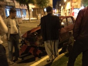 İ̇ki Otomobil Çarpıştı: 2 Yaralı