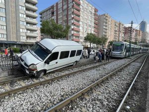 Alkollü Sürücü Minibüsle Tramvay Yoluna Girdi