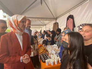 Sümeyye Erdoğan, Çekmeköy’de Lise Öğrencilerinin ’Hayır Panayırına Katıldı