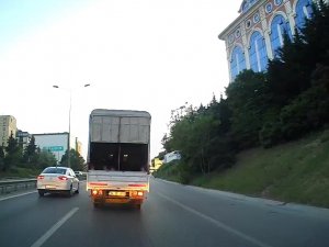 Üsküdar’da Kamyonet Kasasındaki Çocukların Tehlikeli Yolculuğu Kamerada