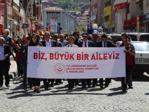 Gümüşhane’de 15-21 Mayıs Aile Haftası Dolayısıyla "Biz Büyük Bir Aileyiz" Yürüyüşü Gerçekleştirildi.