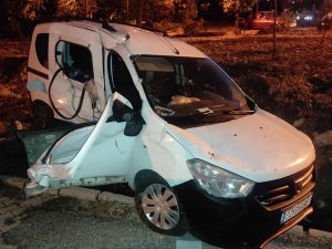 Minibüsle Çarpışan Hafif Ticari Araç Sürücüsü Yaralandı