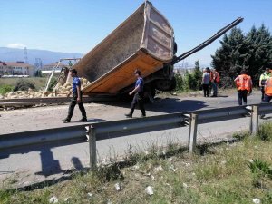 Tem’de Taş Yüklü Hafriyat Kamyonu Önce Bariyerlere Çarptı, Sonra Şarampole Devrildi