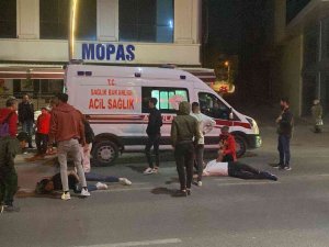 Otomobil İle Çarpışan Motosikletteki 2 Kişi Yaralandı