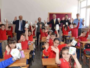 Başkan’dan Öğrencilere Kitap Kumbarası