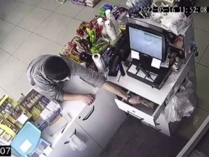 Esenler’de Marketten 5 Bin Lira Çalan Hırsız Kamerada