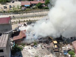 Ataşehir’de Kağıt Toplayıcılarının Karton Deposunda Yangın