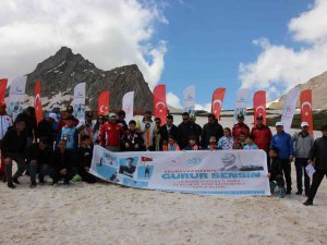 Hakkari’de 3 Bin 300 Rakımda Kayak Yarışması