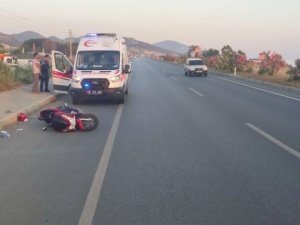 Lastiği Patlayarak Devrilen Motosiklette İki Kişi Yaralandı