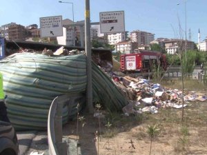 Sultanbeyli’de Atık Yüklü Kamyon Devrildi: 1 Yaralı