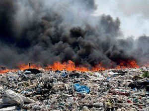 Çöplük Yangınında Gökyüzü Dumanla Kaplandı