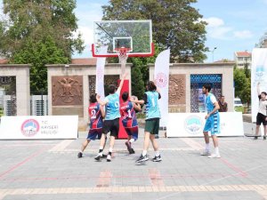 Cumhuriyet Meydanında Basketbol Heyecanı