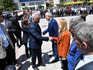 Vali Seymenoğlu, Isparta’ya Güllerle Veda Etti
