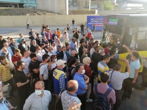 Kadıköy’de Vatandaşlar Geç Gelen İ̇ett Aracının Önünü Kesti