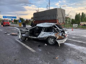 Kamyon Otomobile Çarptı: 2 Yaralı