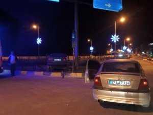 İ̇ki Otomobil Çarpıştı, Sürücüler Burnu Bile Kanamadan Kurtuldu