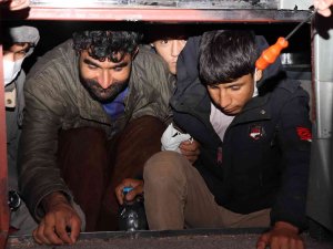 Erciş’te 2 Otobüsün Gizli Bölmelerinde 47 Düzensiz Göçmen Yakalandı
