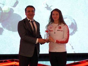 İ̇gü, Milli Sporcularını Ödüllendirdi