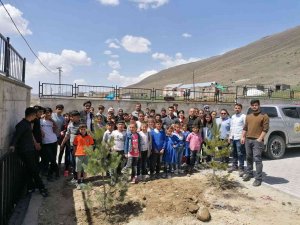 Minik Öğrenciler Fidanları Toprakla Buluşturdu