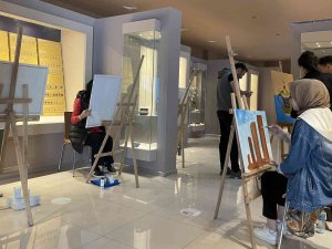 Lise Öğrencileri Müzedeki Tarihi Eserleri Ve Mezar Taşlarını Resmetti