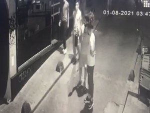 İ̇stanbul’da Kapkaç Şoku Kamerada: Fotoğraf Gösterirken Telefonunu Çaldılar