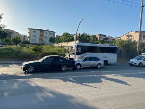 İ̇ki Otomobil Çarpıştı, Anne Ve Çocuğu Yaralandı