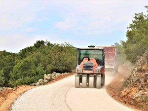 Silifke’de Üretim Bölgelerinin Yolları Asfaltlanıyor