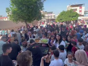 Mezun Olduğu Okulda Öğrencilere ‘Piton Döner’ Yaptı