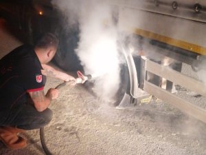 Balataları Isınan Kamyon Alev Aldı