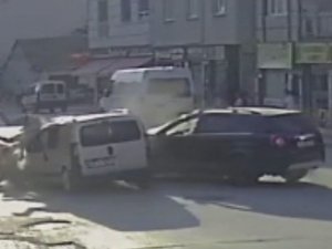 Bu Kavşakta 350 Kaza Yaşandı; O Anlar Kameraya Yansıdı