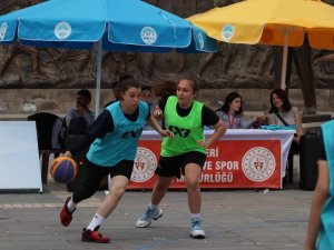 Basketbolda Kayserili Baba-kız Şampiyon Oldu