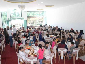 Türk Ve Suriyeli Çocuklar Yemekte Bir Araya Geldi