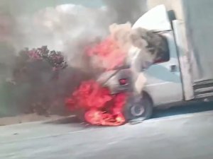 Alev Alev Yanan Kamyonetini Çaresizce İzledi