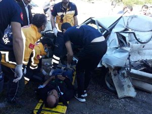 Tır, Otomobili Kağıt Gibi Ezdi: 1 Ölü, 3 Yaralı