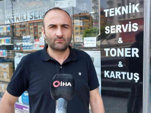 Araçtan Kopan Lastiğe Elleriyle Müdahale Etti